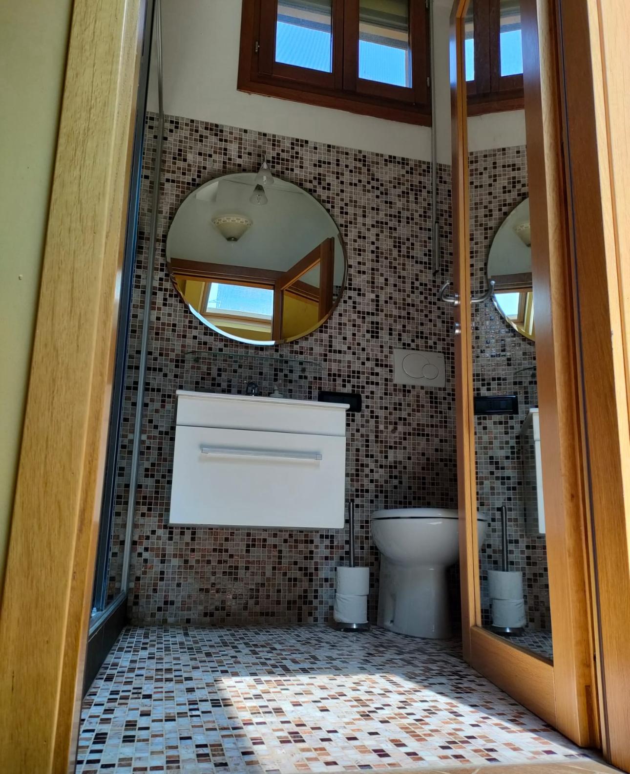 Bagno pulito con specchio e sanitari brillanti