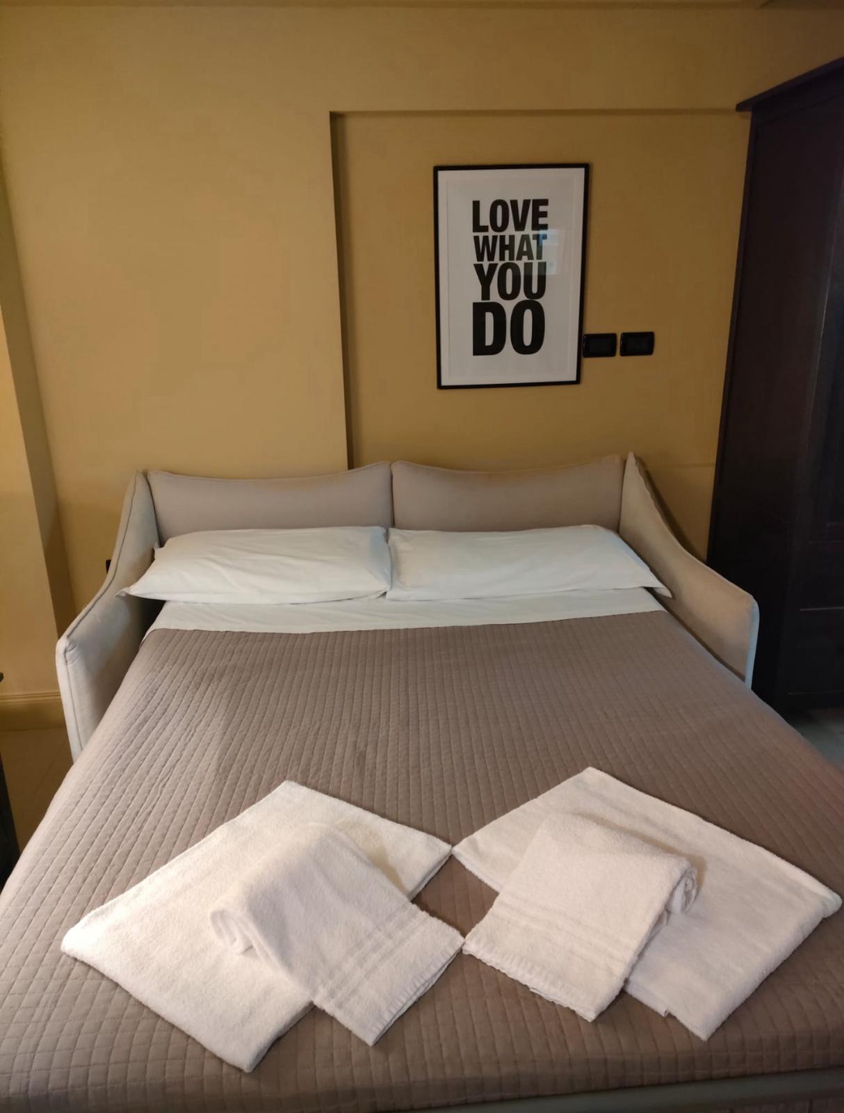 Divano letto pronto con asciugamani